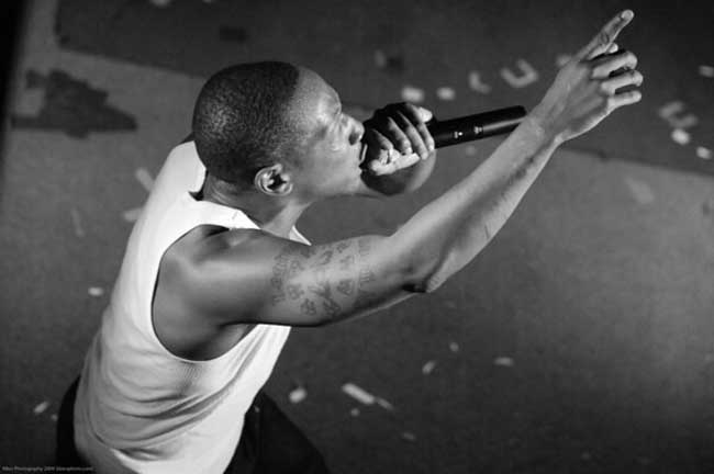 A picture of Keith Murray performing.